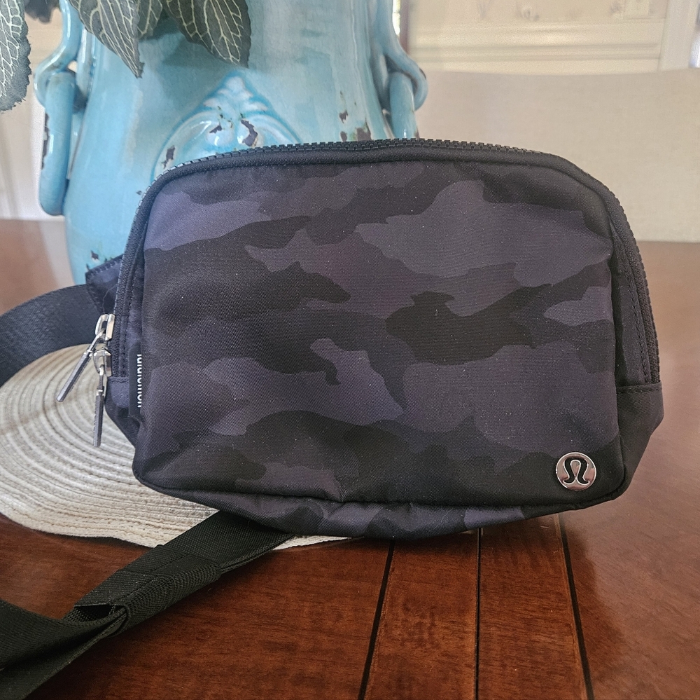 🌺Lululemon athletica Black Camo Bag🌺